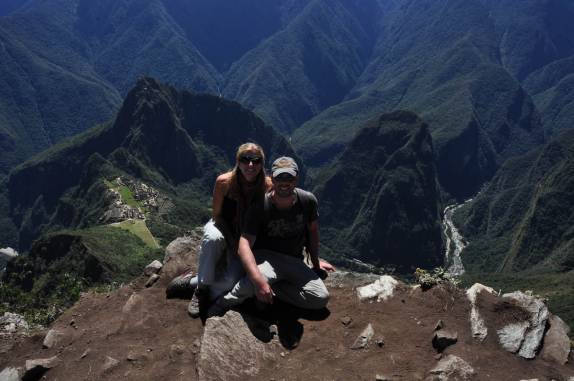 No topo das ruínas de Machu Picchu, no Peru, com as ruínas lá embaixo